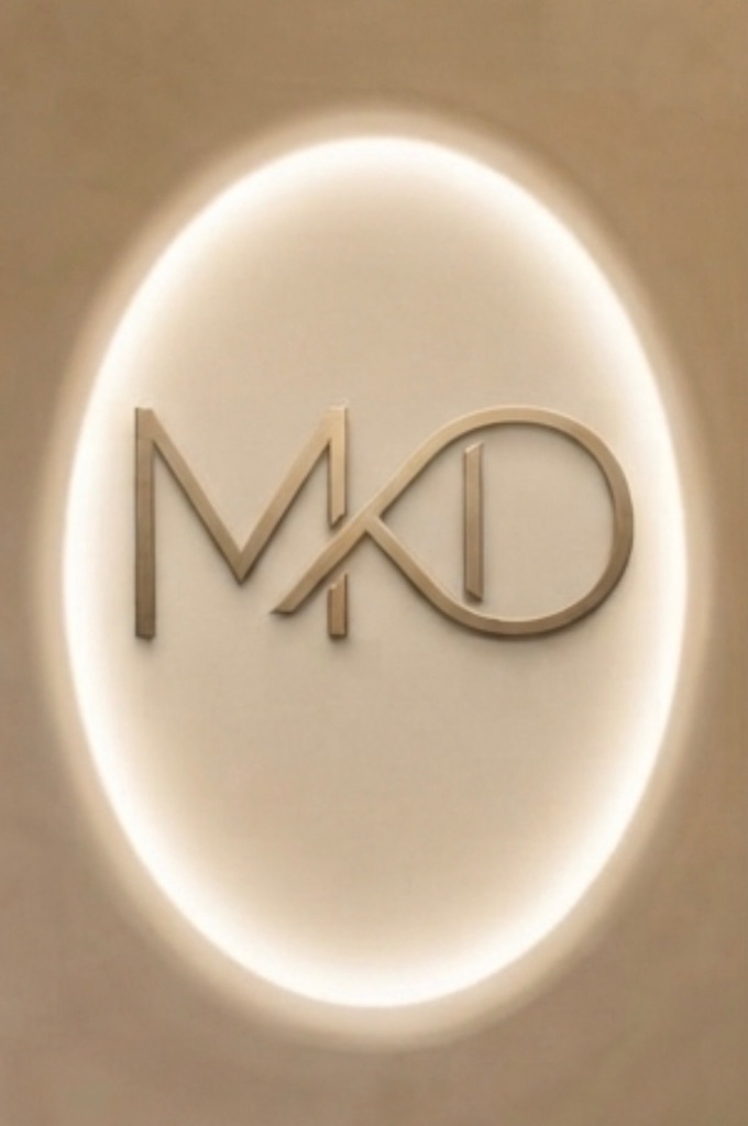 Logo MKD Fit Training — lettres MKD dorées dans un ovale rétroéclairé